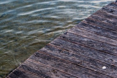 İskele tarafından arka planda dağlar