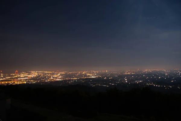 Paisaje Vista de Viena desde Khalenberg por la noche . Imagen de stock