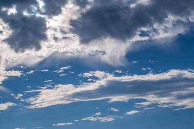 Küçük bulutlu mavi gökyüzü arkaplanı