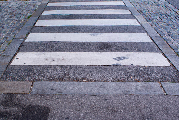 Пешеходный переход Зебры по асфальтовой дороге
