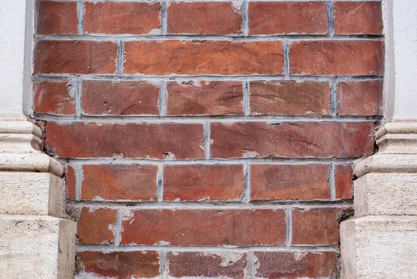 Pilars arka plan ile eski grunge tuğla duvar