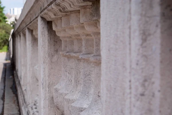 Старокаменные балюстрадные колонны — стоковое фото