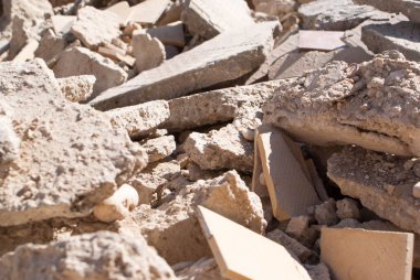 Beton moloz enkaz inşaat sitesinde