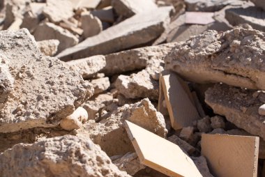 Beton moloz enkaz inşaat sitesinde