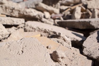 Beton moloz enkaz inşaat sitesinde