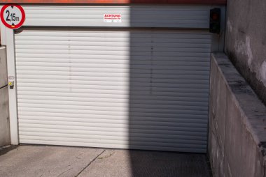 Beyaz Metal garaj kapı arka plan bakış açısı