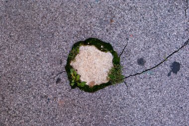 Siyah asfalt doku bir çatlak ve beton orta