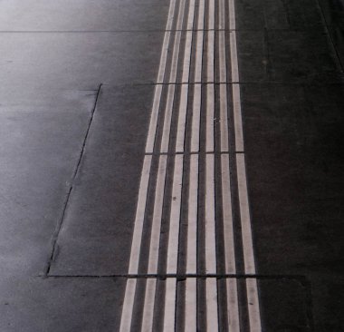 asfalt yol şeritler ile