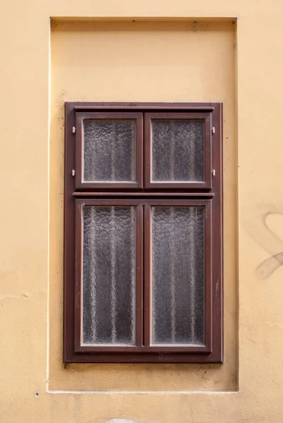 Окно с металлическими решетками — стоковое фото