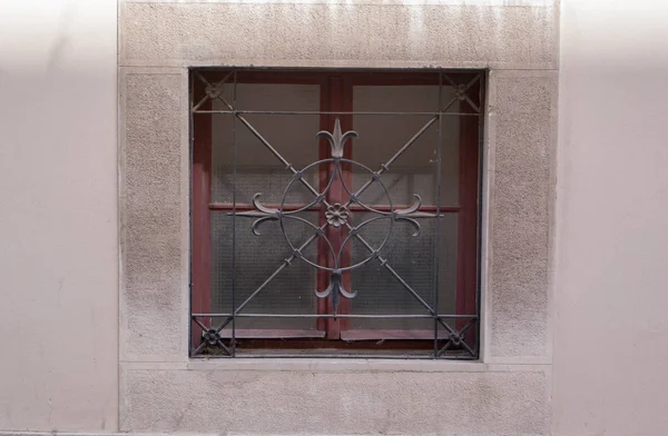 Окна с черными решетками с декорациями — стоковое фото