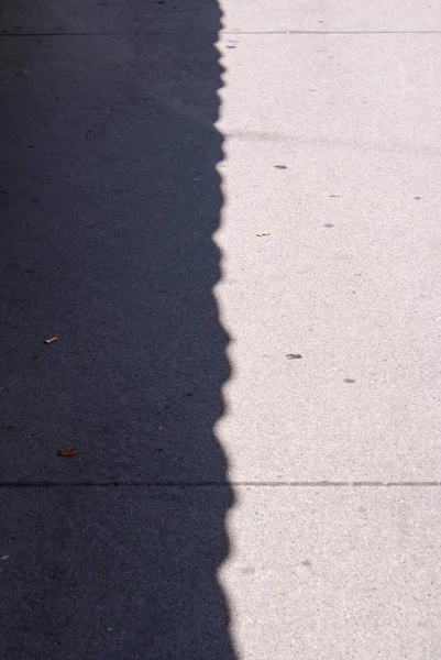 Asfalt pedastrians chodnik z cieni — Zdjęcie stockowe