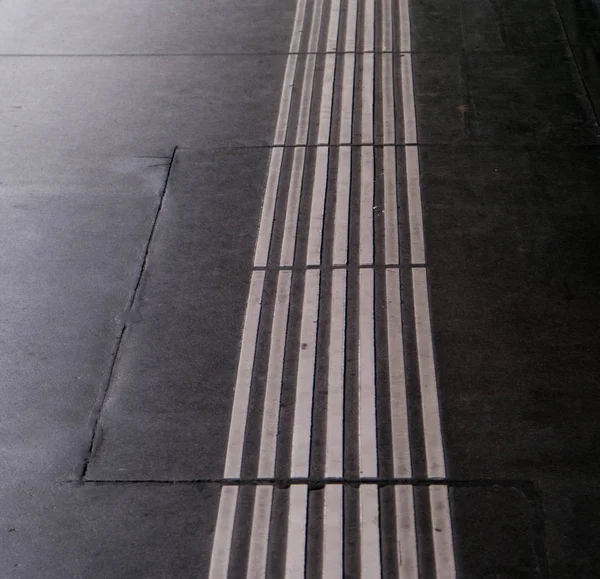 Camino de asfalto con tiras — Foto de Stock