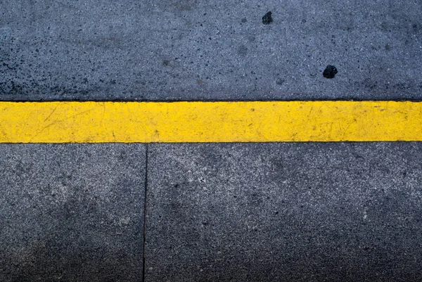 Sarı Hat, şeritler, asfalt üzerinde dikkat işareti — Stok fotoğraf