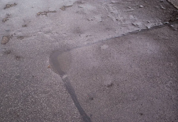 eski yıpranmış ve kırık asfalt ıslak