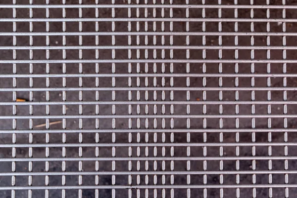 Rejilla de metal con agujeros rectangulares — Foto de Stock