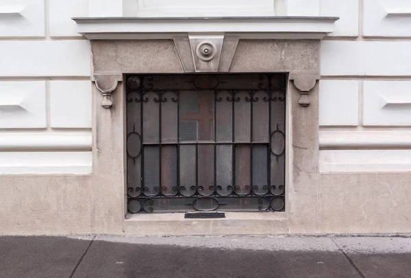 Окна с черными решетками на фоне декораций — стоковое фото