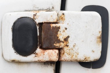 paslı metal araba kapı menteşe closeup / eski paslı menteşe