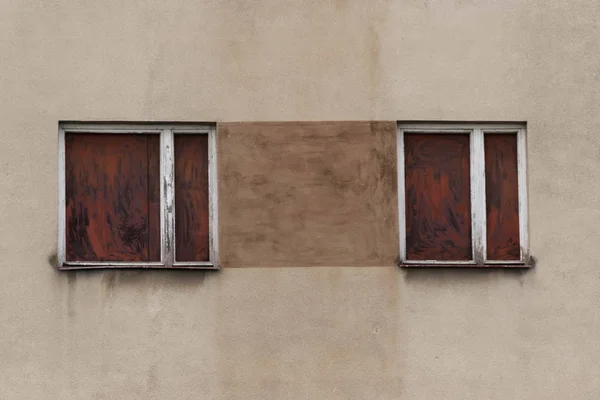 Два старых окна заблокированы металлическими листами — стоковое фото