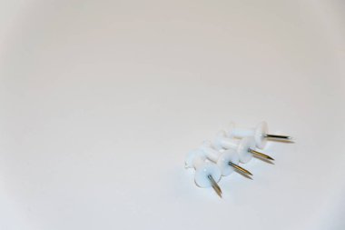 Beyaz arka plan üzerinde izole itme pimleri