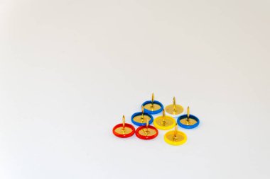 Beyaz arka plan üzerinde izole itme pimleri