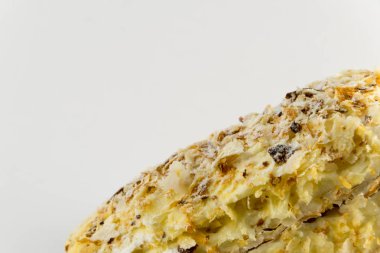 Napolyon pasta üzerinde beyaz izole