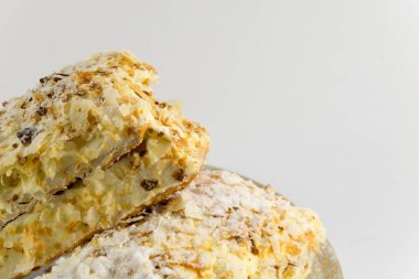 Napolyon pasta üzerinde beyaz izole