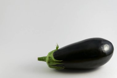 Patlıcan beyazda izole edilmiş.