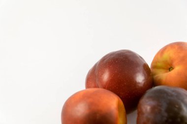 Erik ve şeftali beyaz bir arka plan üzerinde