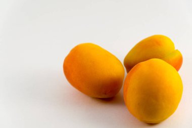 Beyaz bir arka plan üzerinde izole kayısı meyve