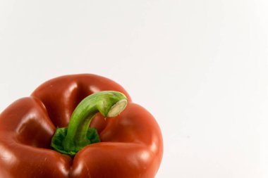 beyaz arkaplanda kırmızı biber