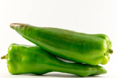 beyaz arkaplanda yeşil biber