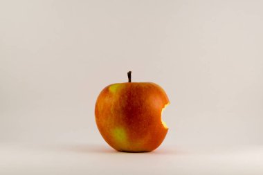 beyaz zemin üzerine kırmızı ısırıldı elma