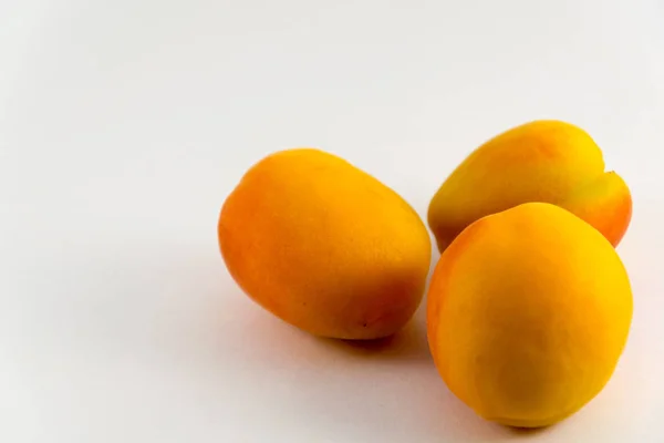 Frutos de albaricoque aislados sobre un fondo blanco —  Fotos de Stock
