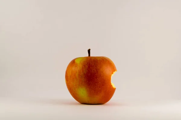 Manzana roja mordida sobre un fondo blanco —  Fotos de Stock