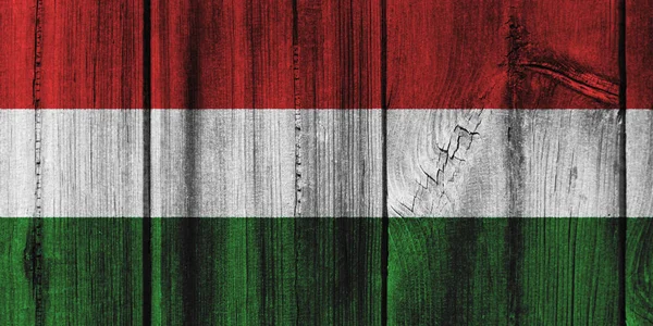 ハンガリーの国旗を背景に木製の壁に描かれました。 — ストック写真