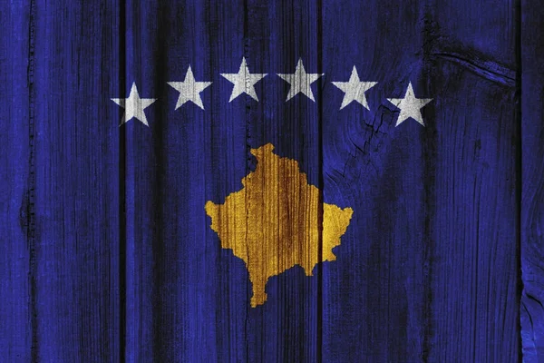 Bandeira do Kosovo pintada na parede de madeira para fundo — Fotografia de Stock