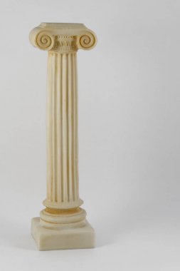 Beyaz bir arka plan üzerinde izole klasik mimari sütun