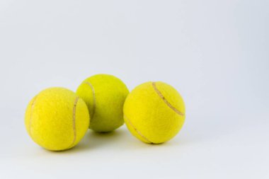 Sarı tenis topları beyaz gölge aşağıdaki ile üzerinde