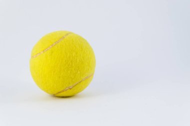 Beyaz Gölge aşağıda üzerinden sarı tenis topu
