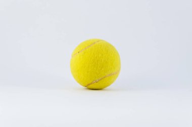 Beyaz Gölge aşağıda üzerinden sarı tenis topu