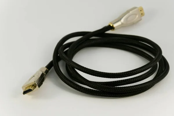 Beyaz backgrou izole siyah ses video HDMI bilgisayar kablosu — Stok fotoğraf