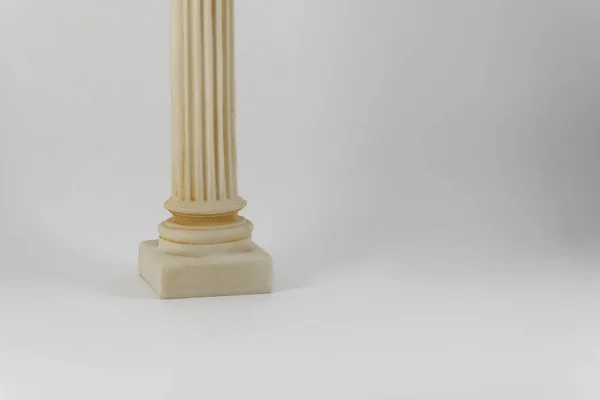 Columna clásica arquitectónica aislada sobre un fondo blanco — Foto de Stock