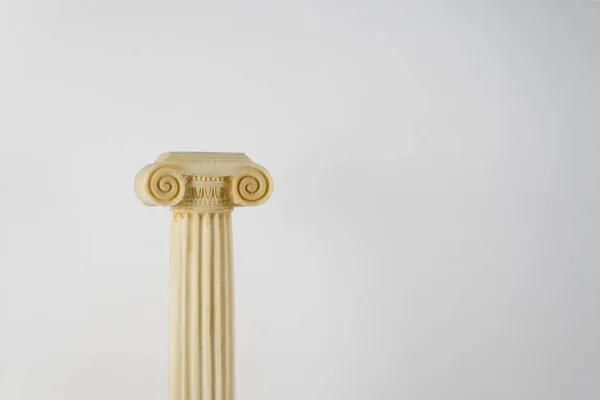 Columna clásica arquitectónica aislada sobre un fondo blanco — Foto de Stock