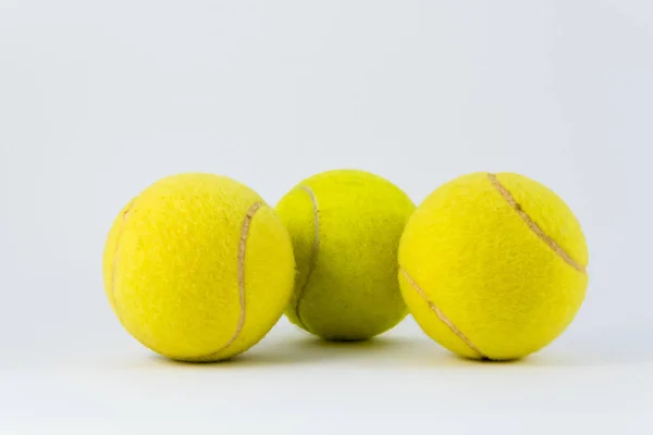 Žluté tenisové míčky nad bílá se stínem pod — Stock fotografie