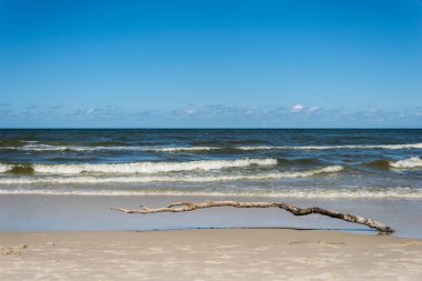 Plaj ve kum tepeleri ve deniz ile bir