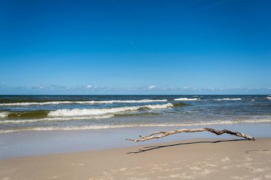 Plaj ve kum tepeleri ve deniz ile bir