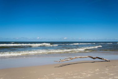 Plaj ve kum tepeleri ve deniz ile bir