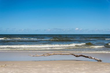 Plaj ve kum tepeleri ve deniz ile bir