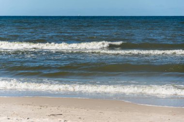 Plaj ve kum tepeleri ve deniz ile bir