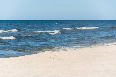 Plaj ve kum tepeleri ve deniz ile bir